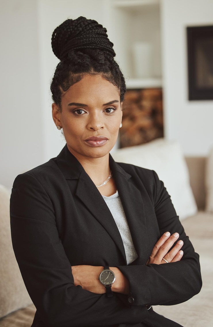Photo portrait femme noire et leader bras croisés gestionnaire et regard sérieux au bureau pdg ou entrepreneure afro-américaine pour employé d'entreprise et accord d'entreprise pour la carrière ou la vision de l'entreprise