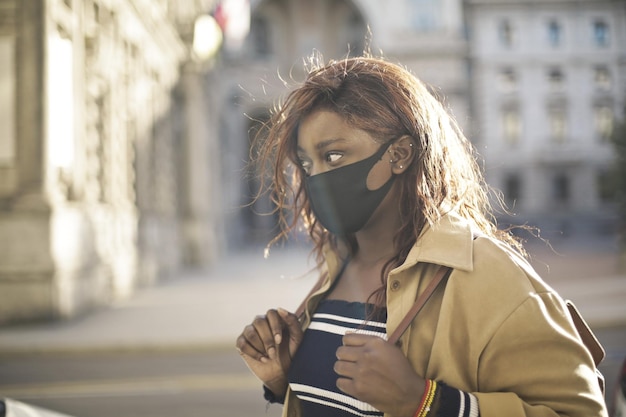 Photo portrait de femme noire avec masque