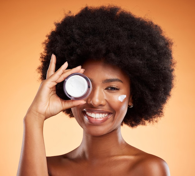 Portrait d'une femme noire avec un produit de crème de beauté pour la routine du spa de bien-être du visage et anti-âge Récipient esthétique et visage d'une jeune fille heureuse avec des cosmétiques de maquillage de sourire ou des soins personnels