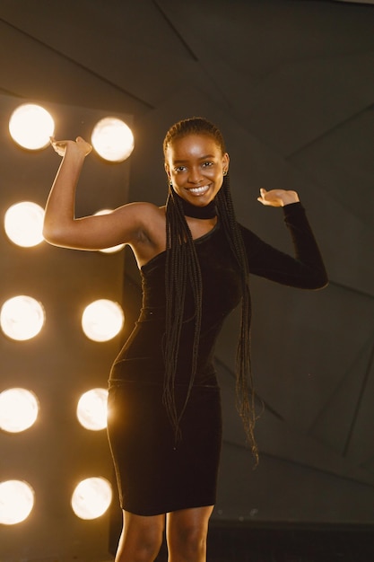 Portrait d'une femme noire en robe de soirée élégante posant pour une photo