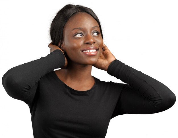 Portrait d'une femme noire souriante heureuse