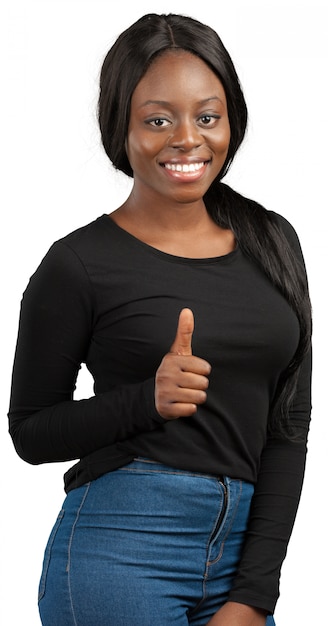 Portrait d'une femme noire souriante heureuse