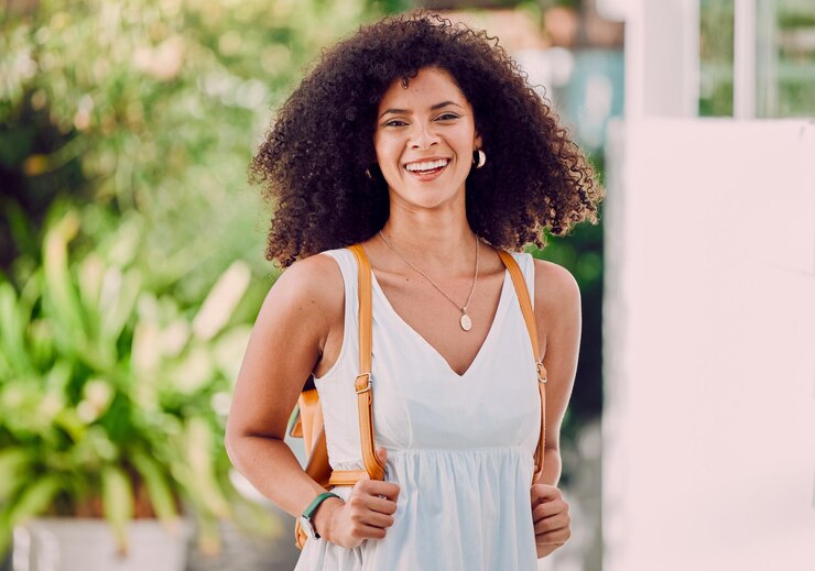 Photo portrait femme noire et souriante en ville heureuse et confiante en plein air pour faire une pause afro-américaine fille cool et touriste prête pour une journée décontractée amusante ou énervée pour le bonheur de voyager ou excitée