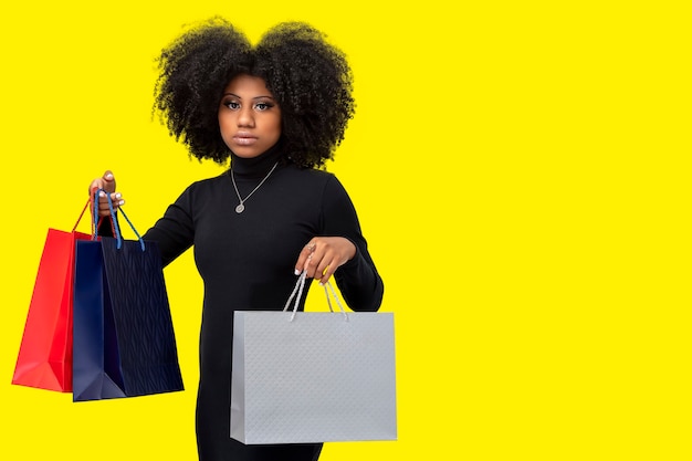 Photo portrait d'une femme noire tenant un sac à provisions