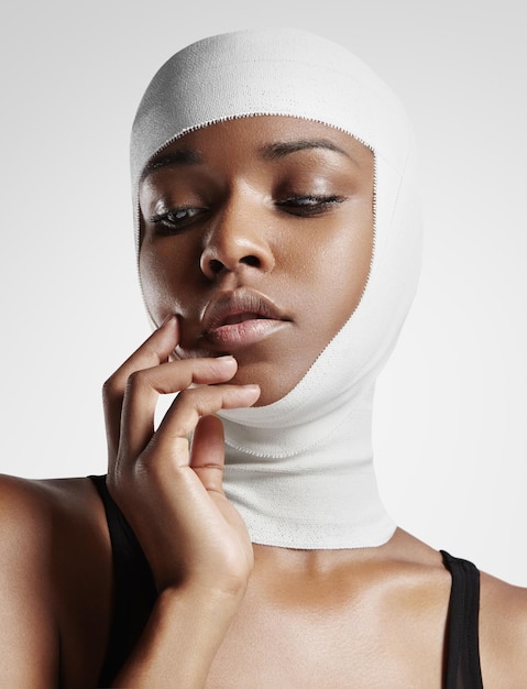 Portrait d'une femme noire avec la tête bandée