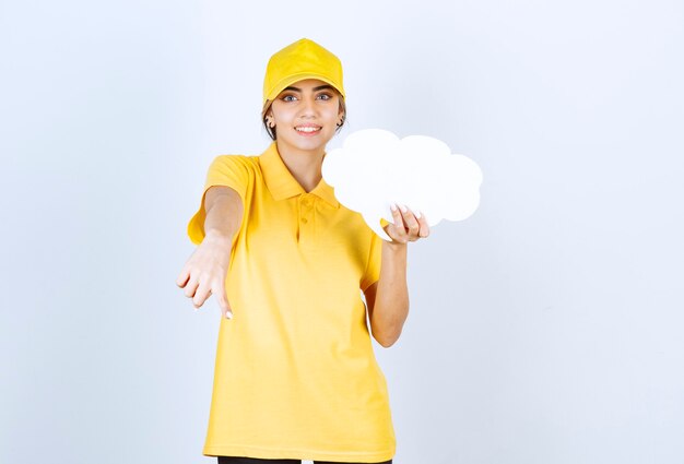 Portrait d'une femme avec un nuage de bulle blanche vide pointant vers le bas.