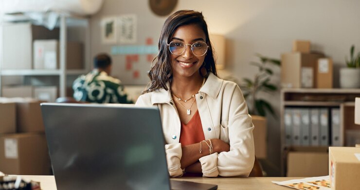 Photo portrait de femme et ordinateur portable e-commerce et livraison société de messagerie avec expédition et propriétaire de petite entreprise site web liste d'inventaire numérique et logistique avec sourire dans la chaîne d'approvisionnement de bureau et le commerce de détail
