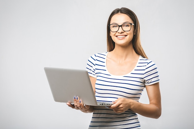 portrait femme avec ordinateur portable