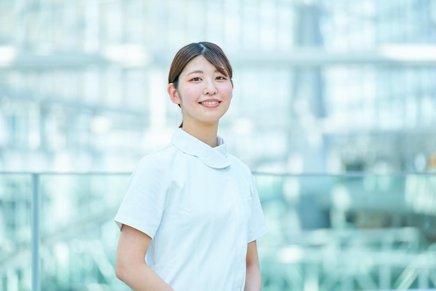 Photo portrait d'une femme ouvrière en manteau blanc