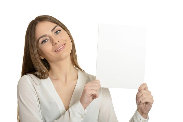 Photo portrait d'une femme et d'un panneau blanc sur fond blanc