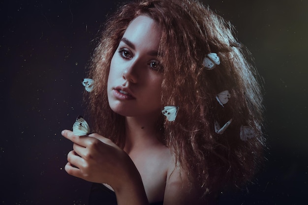 Portrait de femme avec des papillons blancs en studio