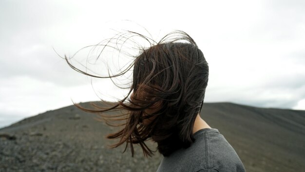 Photo portrait d'une femme avec un parapluie contre le ciel