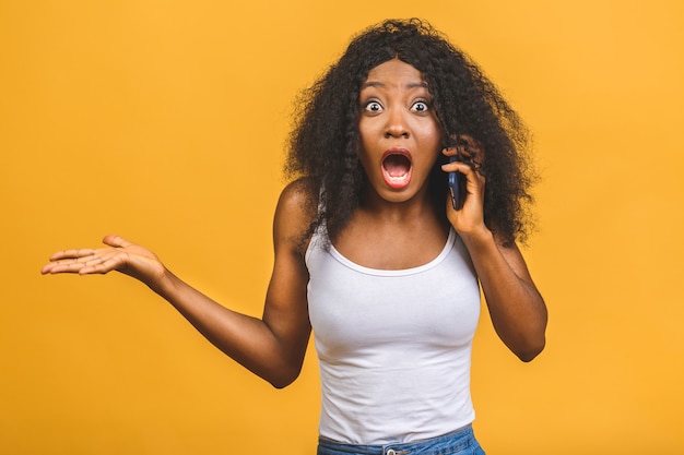 Portrait femme parlant au téléphone