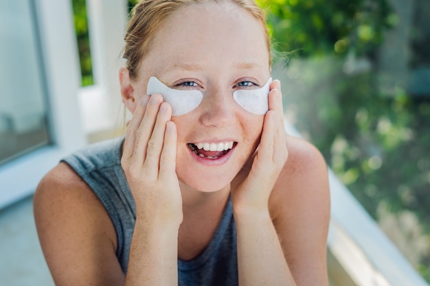 Portrait de femme avec des patchs oculaires