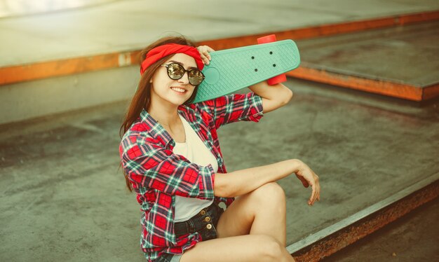 Photo portrait de femme patineuse élégante en skatepark