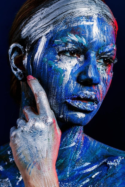 Portrait d'une femme peinte en bleu