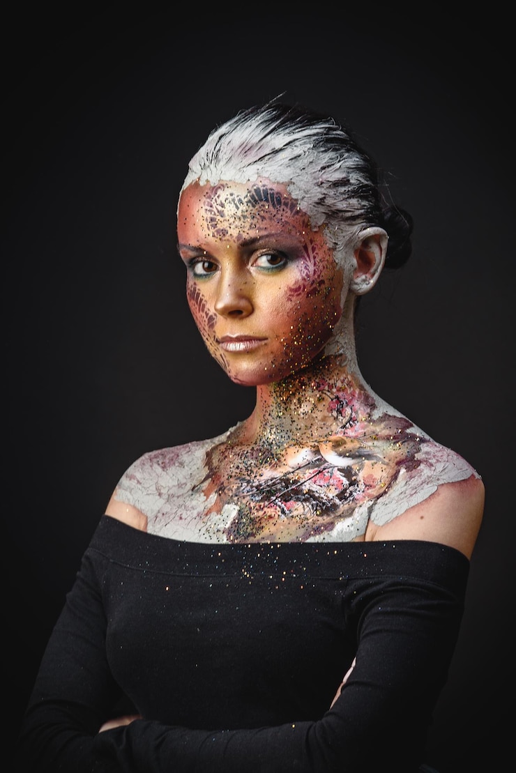 Photo portrait d'une femme avec de la peinture corporelle sur fond noir