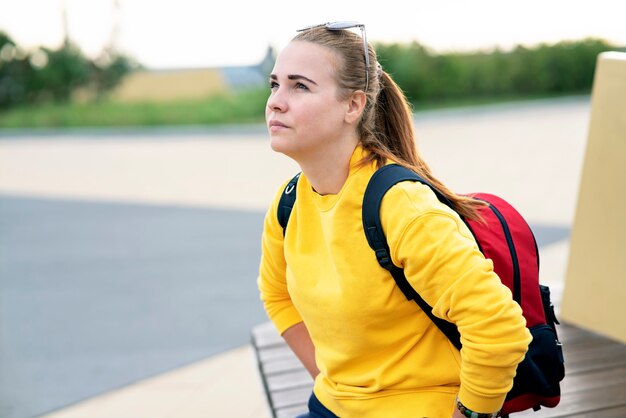 Photo portrait femme pensive avec un sac à dos fille mécontente à l'extérieur