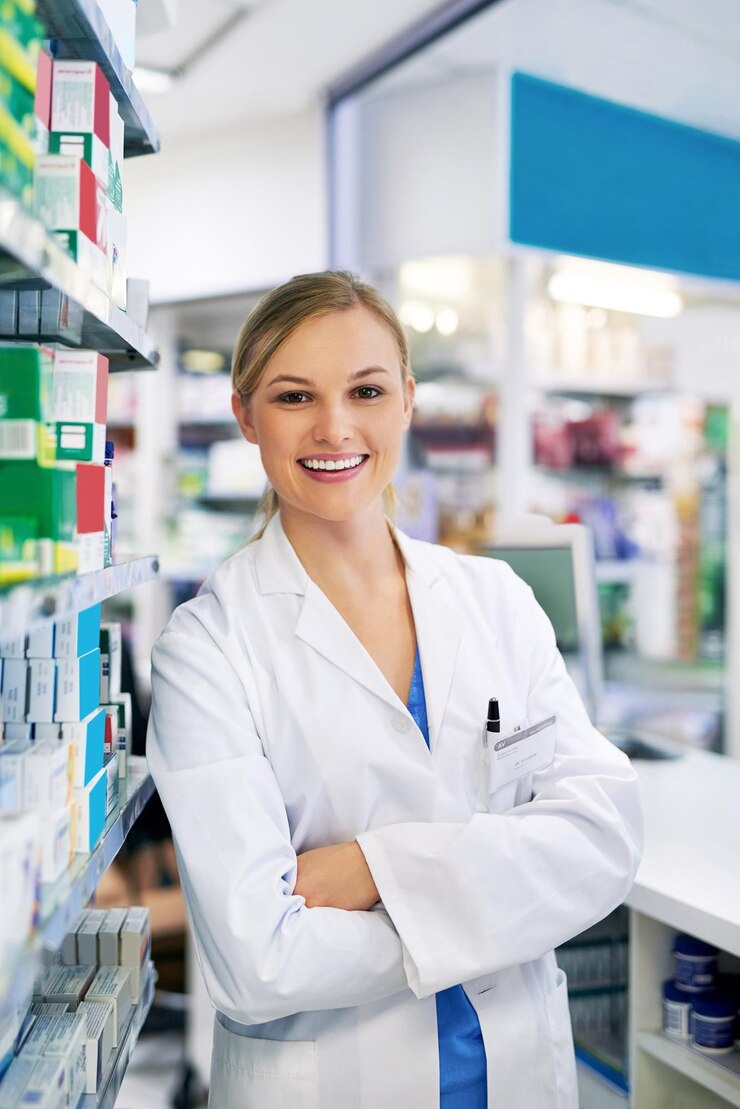 Photo portrait de femme et de pharmacien avec les bras croisés pour l'achat de soins de santé professionnel ou de médicaments visage de personne féminine et pharmacie pour la vente d'antibiotiques ou la saison de la grippe