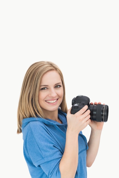 Portrait de femme photographe heureuse avec appareil photo