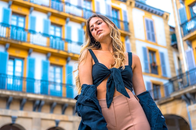 portrait femme sur la place de la ville