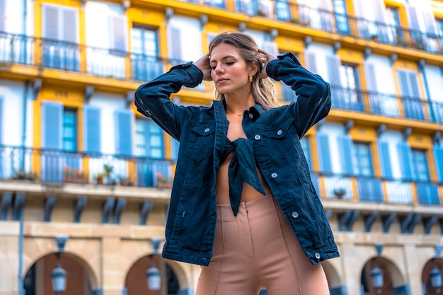 portrait femme sur la place de la ville