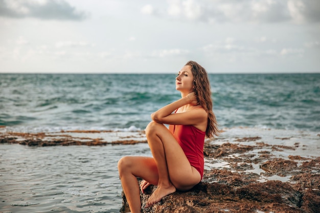 Portrait d'une femme sur la plage océan unité avec la nature mode de vie sain