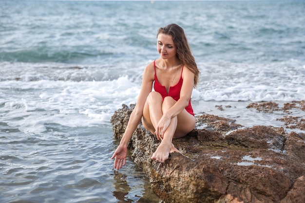 Portrait d'une femme sur la plage océan unité avec la nature mode de vie sain