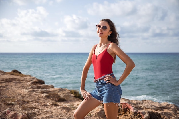 Portrait d'une femme sur la plage océan unité avec la nature mode de vie sain