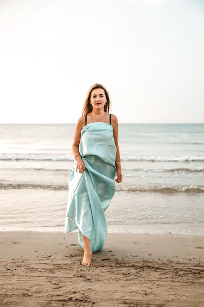 Portrait d'une femme sur la plage océan unité avec la nature mode de vie sain