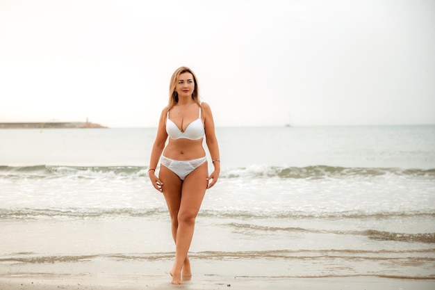 Portrait d'une femme sur la plage océan unité avec la nature mode de vie sain