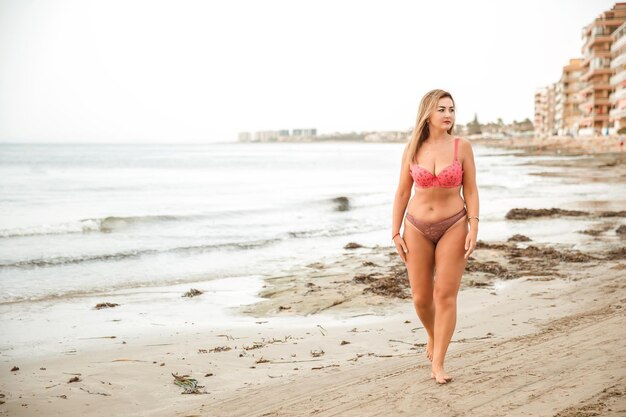 Portrait d'une femme sur la plage océan unité avec la nature mode de vie sain