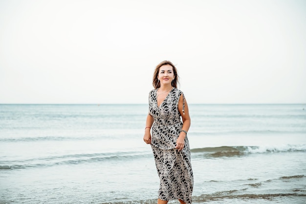 Portrait d'une femme sur la plage océan unité avec la nature mode de vie sain