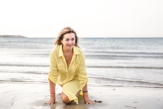 Portrait d'une femme sur la plage océan unité avec la nature mode de vie sain