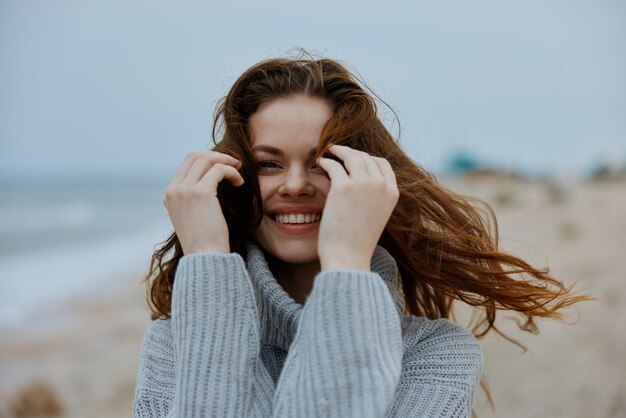 Portrait d'une femme plage de sable à pied océan liberté voyage femme heureuse détente