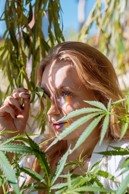 Photo portrait d'une femme avec des plantes