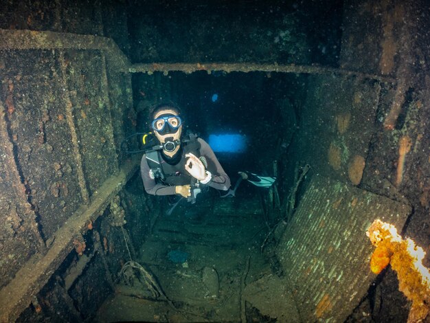 Photo portrait d'une femme plongeant sous la mer