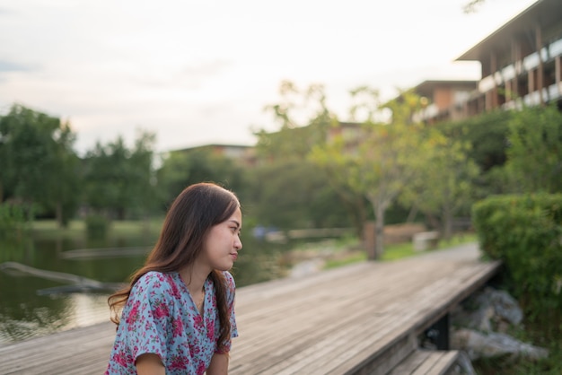 Photo portrait de femme sur un pont en bois