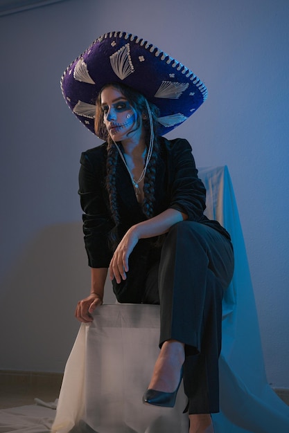 Portrait d'une femme portant de beaux costumes du jour des morts et un maquillage de crâne