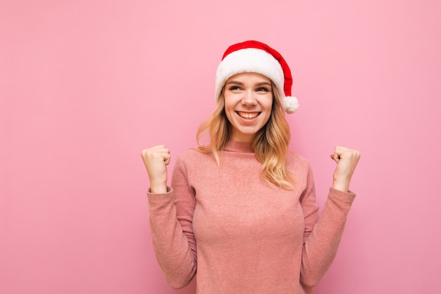 portrait femme portant bonnet de noel