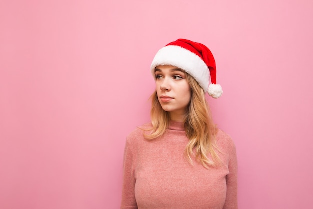 portrait femme portant bonnet de noel