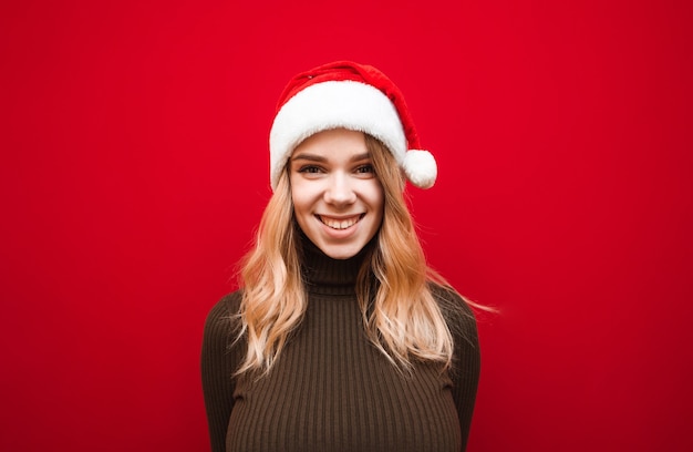 portrait femme portant bonnet de noel