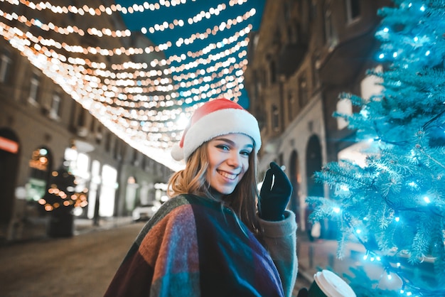 portrait femme portant bonnet de noel