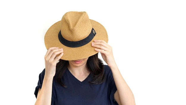 Portrait d'une femme portant un chapeau sur un fond blanc