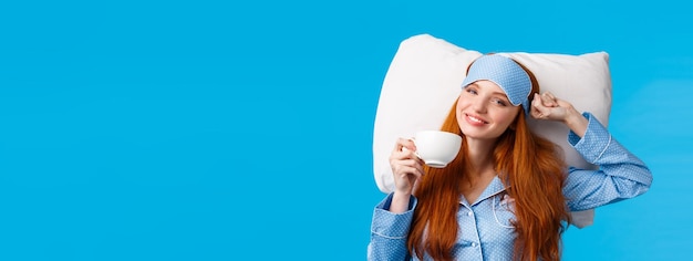 Portrait d'une femme portant un chapeau sur un fond bleu