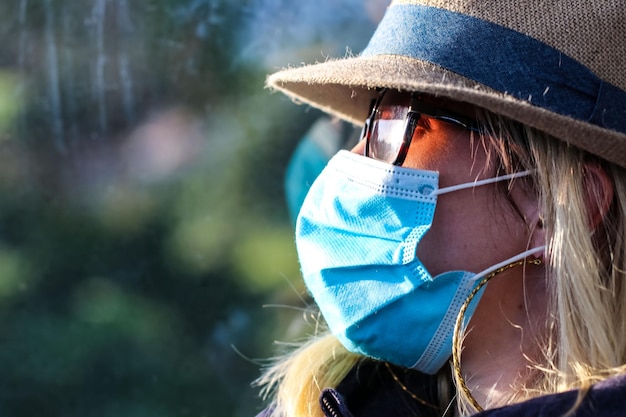 Photo portrait d'une femme portant un chapeau