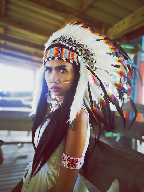 Photo portrait d'une femme portant une coiffure en plumes