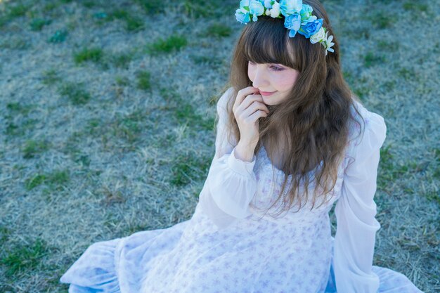 Portrait de femme portant une corolle bleue