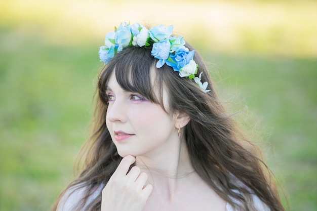 Portrait de femme portant une corolle bleue