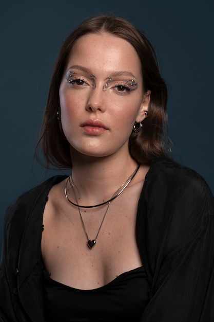 Photo portrait d'une femme portant du maquillage de bijoux